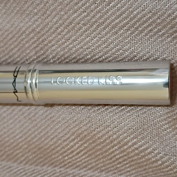 MAC LOCKED KISS 24HR LIPSTICK in Teaser - Picture 3 of 4